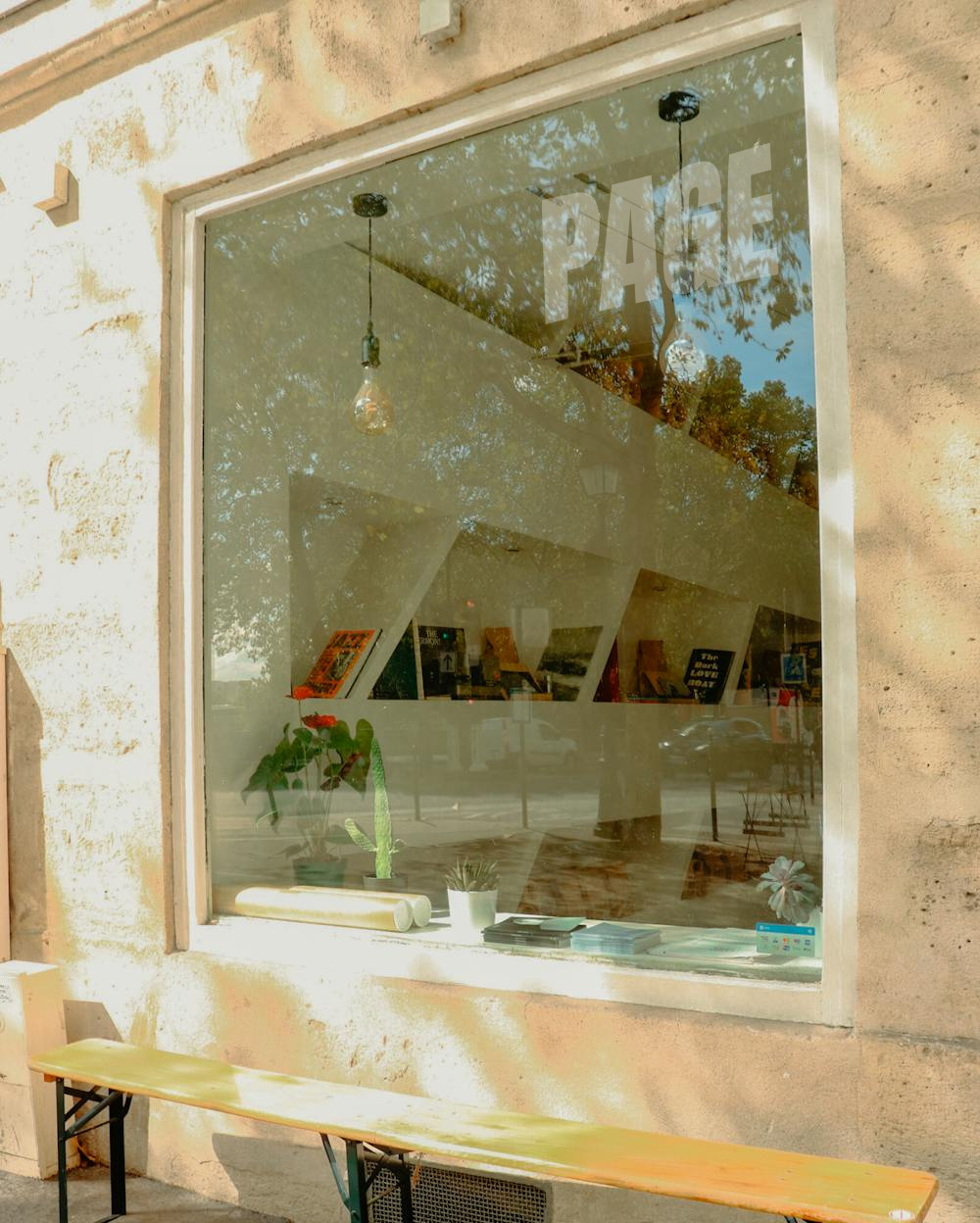Boutique PAGE Paris. Livres et magazines vintage d'arts appliqués.
